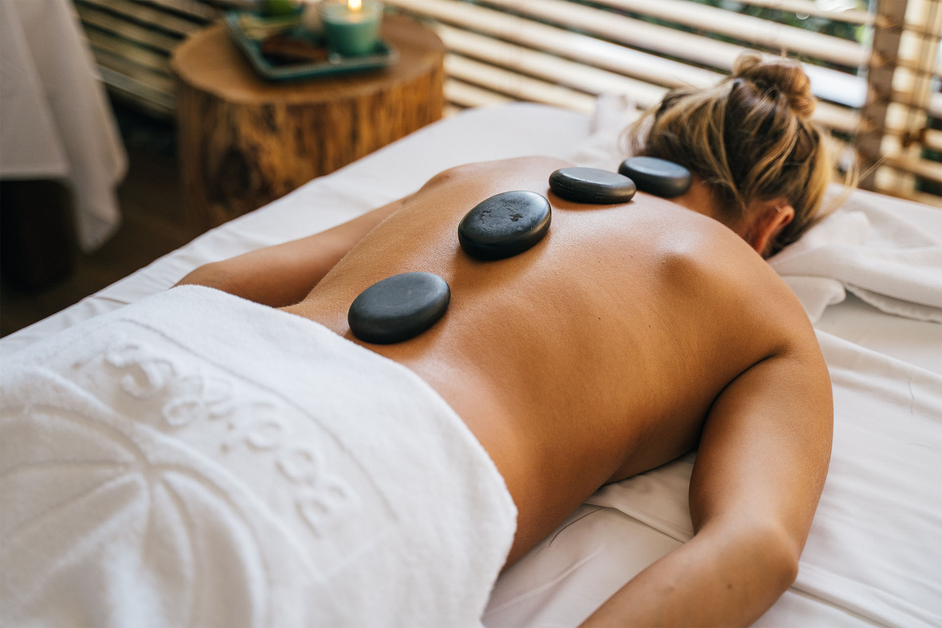 Terapia de Masaje con Piedras Calientes